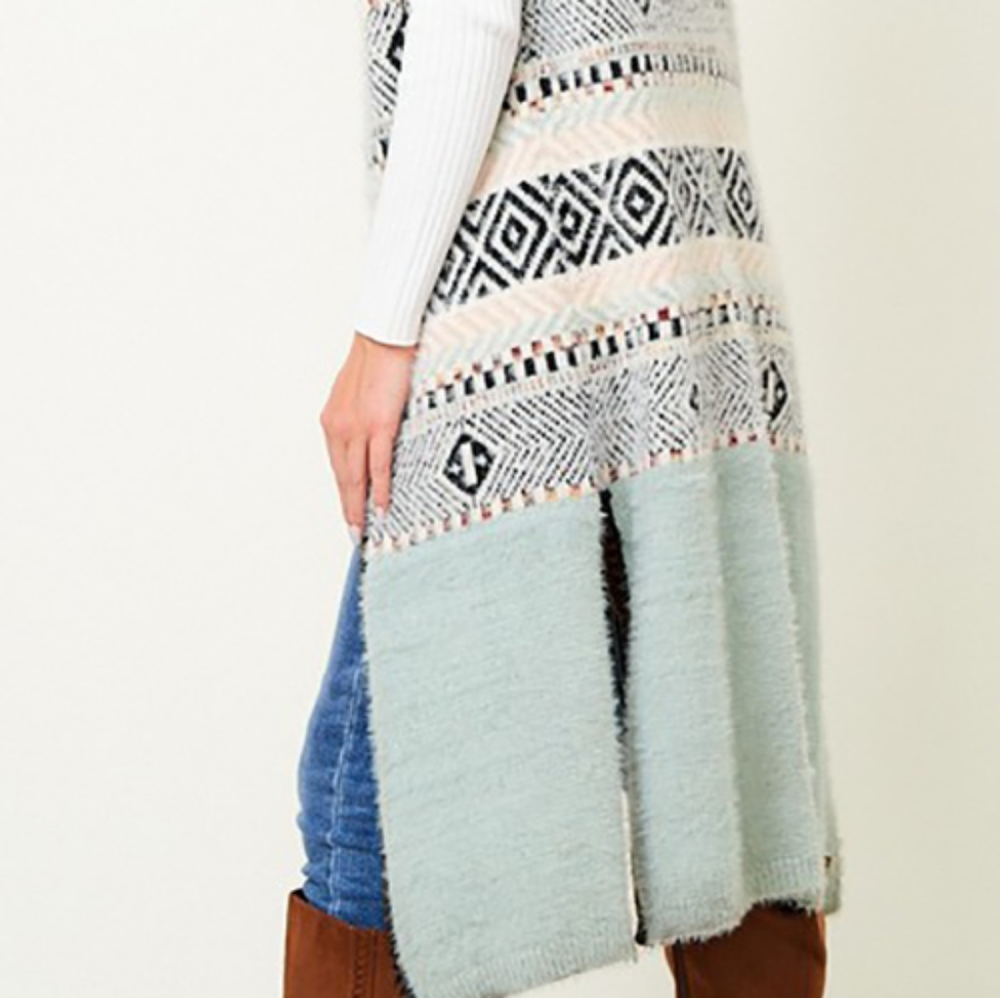 ONE LEFT. SIZE SMALL 🎁TRENDY Absolutely Gorgeous Sweater Vest